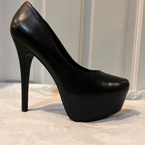 Steve Madden déjà vu, Black Leather platform, high heel pumps size 9.5